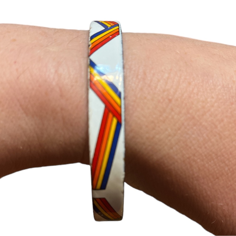 ✨ 3/$15 ✨ Retro Enameled Bangle Bracelet - Picture 3 of 4